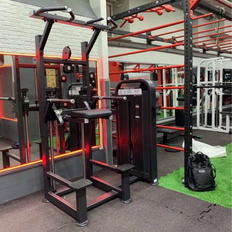 Тренажер турник - брусья DHZ Fitness с противовесом.